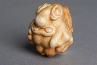 http://www.arturmoser.de/files/gimgs/th-30_Sinnesverstärker, 2015, Kirschbaum, 4 x 3,5 x 3,5 cm.jpg